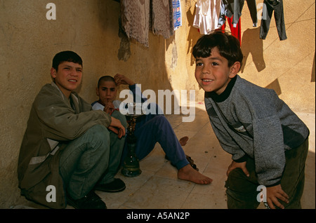 I ragazzi di fumare narghilè a Beirut Libano Foto Stock