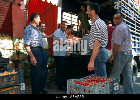 Lavoratori verdure di scarico dal camion, Nabatiyeh, Libano Foto Stock