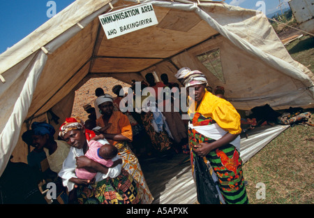 I pazienti a health clinic, Kampala, Uganda Foto Stock