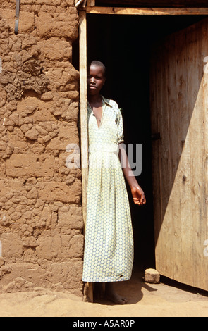 Una donna in piedi presso la porta in Nangwa Tanzania Foto Stock