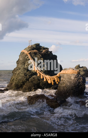 Meoto Iwa rocce ancorate al largo della costa della spiaggia di Futamigaura, Futami Town, Prefettura di Mie, Giappone Foto Stock