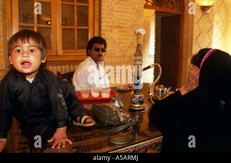 La gente in una casa da tè in Esfehan Iran Foto Stock