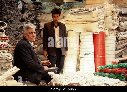 Tappeto i proprietari di affari in negozio, Teheran, Iran Foto Stock