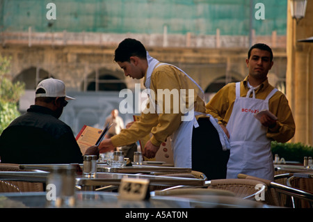 Cameriere che serve il cliente in strada cafe, Beirut, Libano Foto Stock