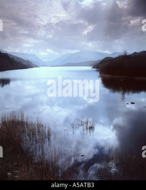 Ammira Llyn Padarn da Brynrefail a Snowdon (Yr Wyddfa) e il passo di Llanberis nel Parco Nazionale di Snowdonia (Eryri), Galles Foto Stock