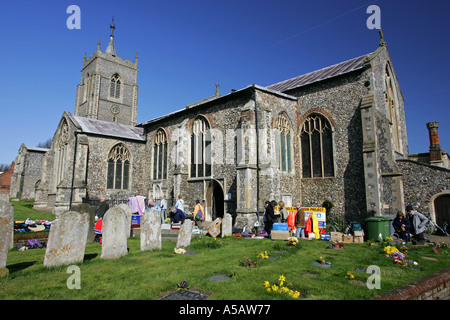 Tipico iconico British comunità del villaggio chiesa accozzaglia vendita con merci sparsi intorno gli oggetti contrassegnati per la rimozione definitiva in vendita Norfolk England Regno Unito GB Foto Stock
