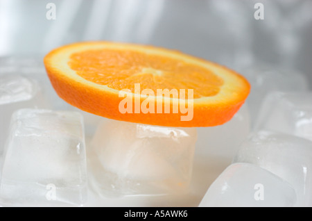Fettina di arancio su ghiaccio Foto Stock