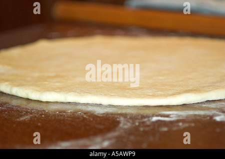 Pasta laminata e perno di rotolamento sul tavolo Foto Stock