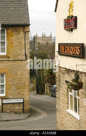 Il Chequers public house in Market Street, Chipping Norton, guardando verso il basso Church Street verso St Marys chiesa, giù per la collina Foto Stock