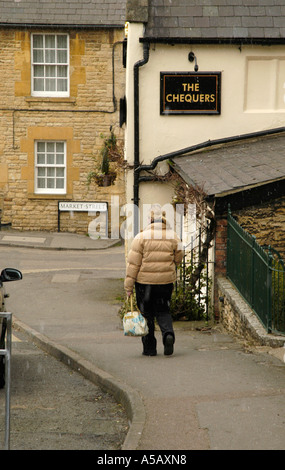 Il Chequers public house in Market Street, Chipping Norton Foto Stock