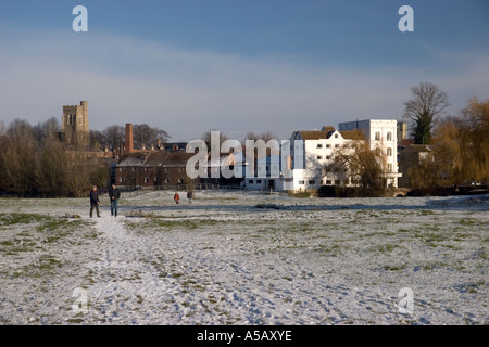 Il Mill Hotel Kings Prato dal fiume Stour Sudbury Suffolk England Regno Unito su un giorno inverni Foto Stock