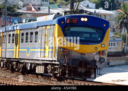 Metrorail treno passa attraverso Fish Hoek en route su un viaggio a Simons cittadina nei pressi di Città del Capo Sud Africa RSA Foto Stock