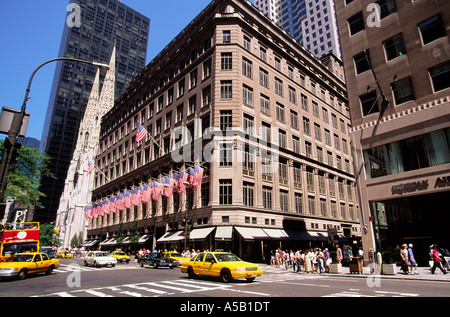 Saks Fifth Avenue, New York, Midtown Manhattan. 5th Avenue scena stradale. Shopping a New York City in un grande magazzino di lusso. Flag. USA Foto Stock