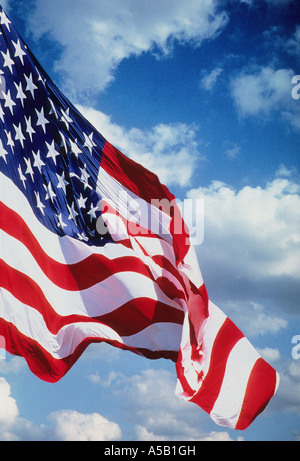 Bandiera americana che vola nel vento all'aperto contro un cielo blu e nuvole bianche soffose. Simbolo di patriottismo e libertà. USA Foto Stock