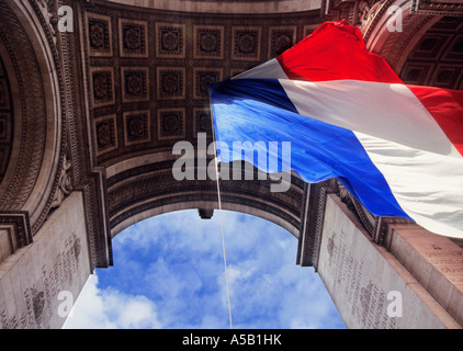 Parigi sotto l'Arc de Triomphe Tricolor Etoile Champs-Elysee. Sotto l'Arco di Trionfo guardando la bandiera francese. Francia, monumento. Foto Stock