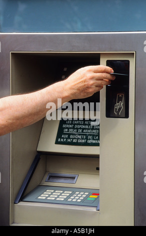 Persona di mettere una carta bancaria in macchina ATM europa francia Foto Stock