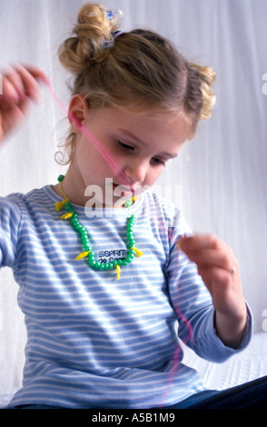 7 anno vecchia ragazza perline di stringhe Foto Stock