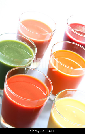 Bicchieri naturali di frutta e succhi di ortaggi Foto Stock