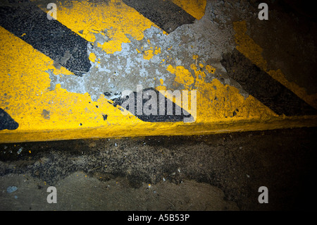 Nero e giallo listati cordolo. Foto Stock