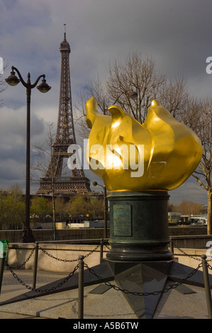 La fiamma della libertà che si trova sopra l'ingresso del tunnel di Parigi in cui Diana è morto Foto Stock