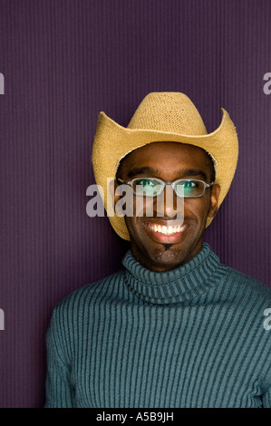 African American uomo in posa di Photo Booth con il cappello da cowboy. Foto Stock