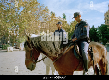 Montati due ufficiali della polizia di Valencia Spagna Foto Stock