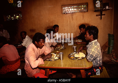 Gli uomini indiani mangiano il cibo tipico dell'India del Sud con la mano In un ristorante in Kerala stato India del sud Foto Stock