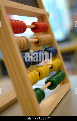 Close-up di un fanciullo abacus aula scolastica. Foto Stock