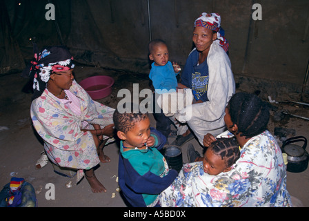 Al di fuori della famiglia tenda, Qwe camp, Sud Africa Foto Stock