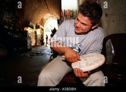 Lavoratore nel tradizionale negozio di sapone, Tripoli, Libano Foto Stock