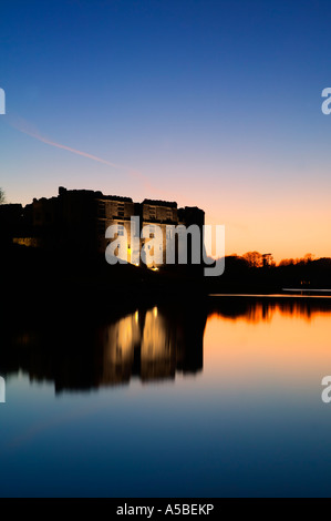 Twilight a Carew Castle Pembroke Pembrokeshire parco nazionale della costa del Pembrokeshire Wales Foto Stock