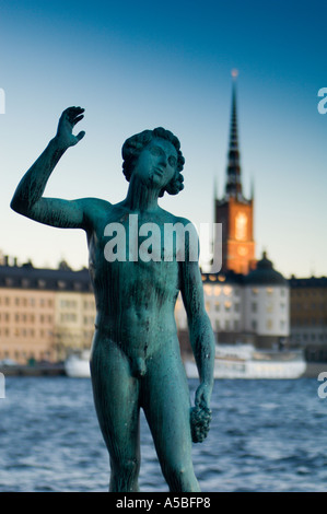 La Svezia. Stoccolma. Statua sul lungomare con la città vecchia o di Gamla Stan, in background. Foto Stock