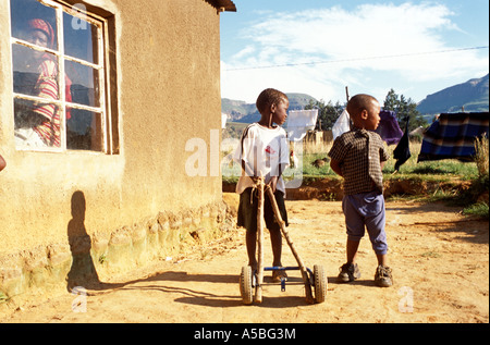 I bambini africani giocando fuori casa, Sud Africa Foto Stock