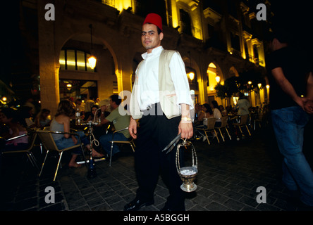 Un cameriere in un ristorante Solidaire Beirut Foto Stock