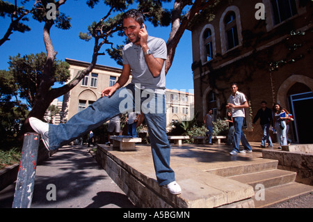 Studente parlando al telefono cellulare, Università americana di Beirut, Libano Foto Stock