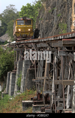 Daily treno turistico sul ponte a traliccio viadotto Birmania treno ferroviario della Thailandia Foto Stock