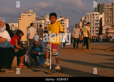 Le persone al La Corniche a Beirut Libano Foto Stock