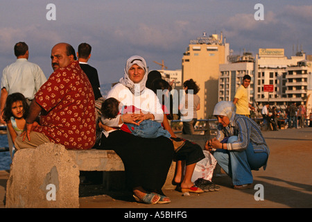 Le persone al La Corniche a Beirut Libano Foto Stock