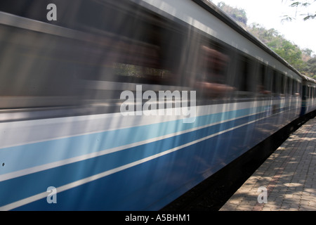 La Birmania stazione treno turistico autobus passano attraverso la stazione della Thailandia Foto Stock