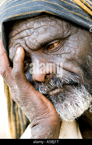 Il vecchio uomo indiano guardando lontano e introspettivo. Andhra Pradesh, India Foto Stock