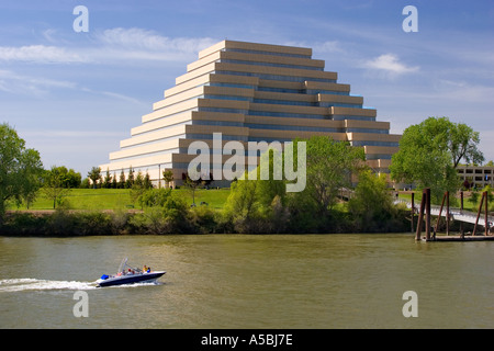 La forma piramidale Ziggurat edificio nel West Sacramento lungo le rive del fiume Sacramento Foto Stock