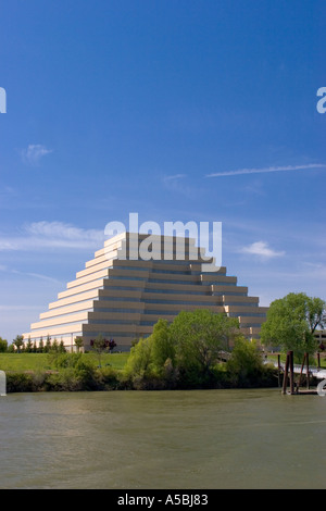 La forma piramidale Ziggurat edificio nel West Sacramento lungo le rive del fiume Sacramento Foto Stock