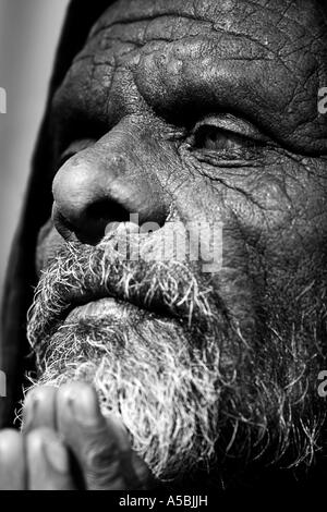 Uomo indiano che guarda lontano con le mani nel messaggio di saluto. Andhra Pradesh, India. In bianco e nero Foto Stock