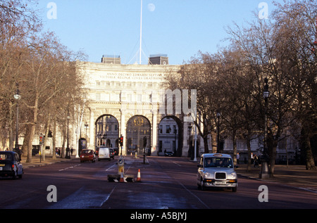 Admiralty Arch sul Mall vicino a Trafalgar Square London REGNO UNITO Foto Stock