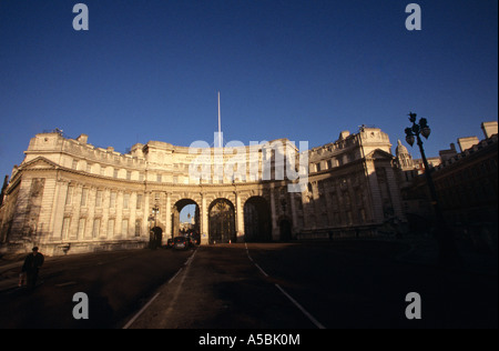 Admiralty Arch sul Mall vicino a Trafalgar Square London REGNO UNITO Foto Stock