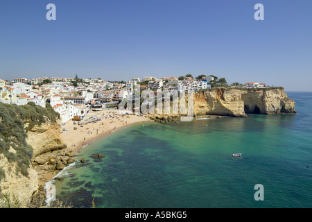 Il Portogallo, Algarve, Praia do Carvoeiro spiaggia e del villaggio in estate Foto Stock