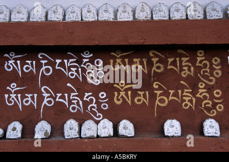 Script sulla parete interna del monastero Buddista, Bhutan Foto Stock