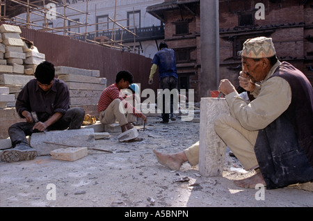 La costruzione dei lavoratori presso un cantiere a Kathmandu in Nepal Foto Stock