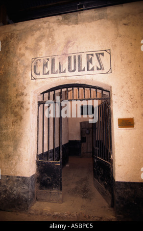 Guiana francese Devils isola prigione ingresso di cella Foto Stock