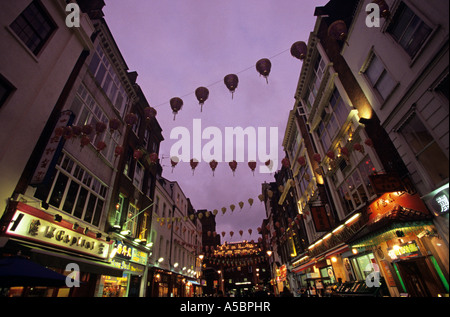 Le strade di Chinatown sono splendidamente decorate con lanterne cinesi durante il festival a Londra Foto Stock